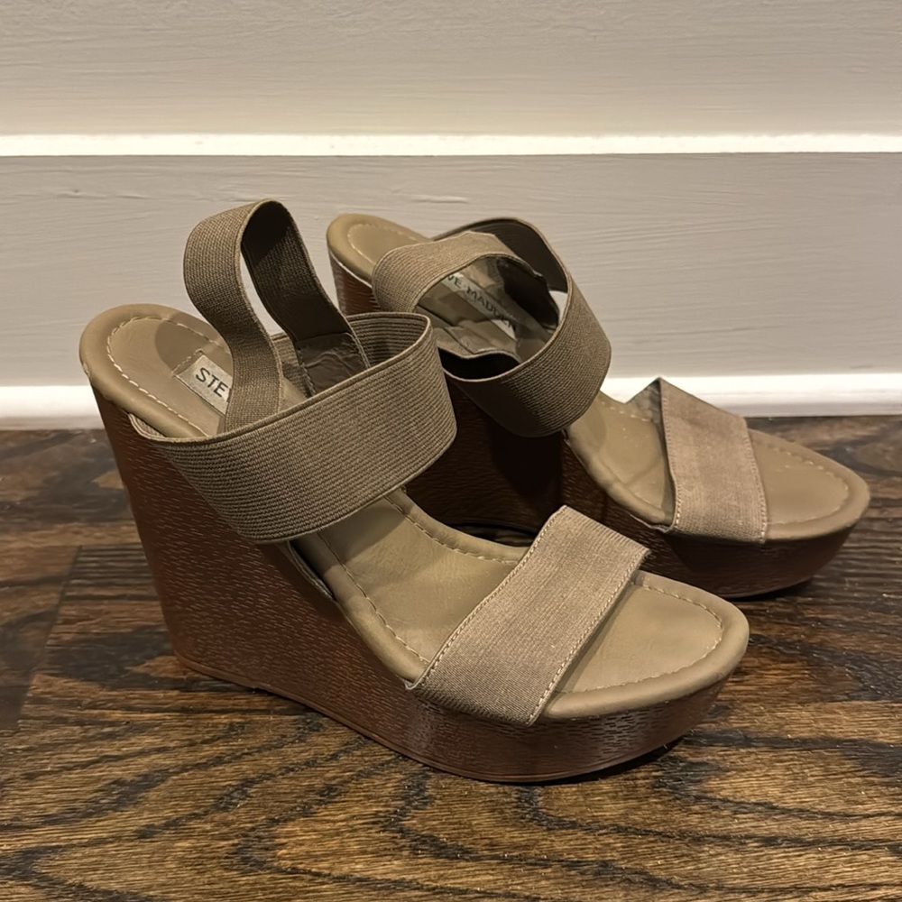 Steve Madden Stina wedges in taupe color